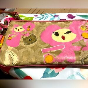 Coach Poppy Pinky Wristlet Rare Edition 
Firm on the price